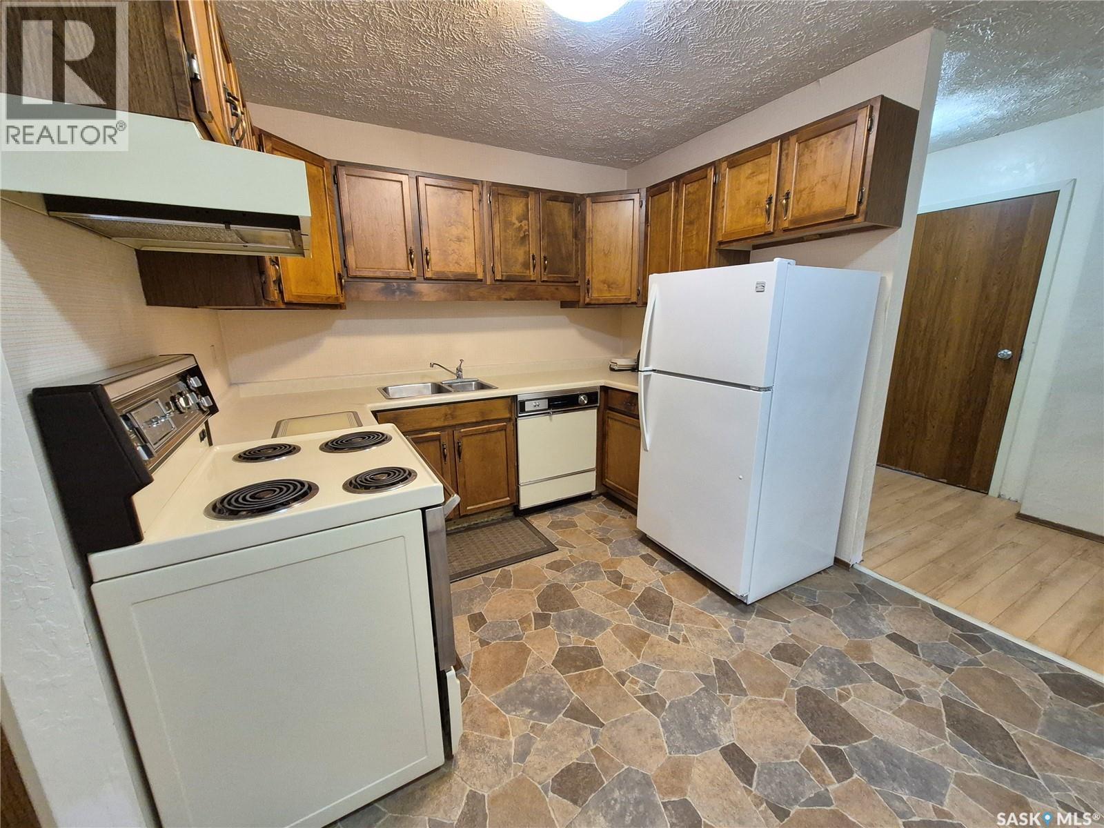 16 228 3rd Street, Weyburn, Saskatchewan  S4H 0W6 - Photo 11 - SK036607