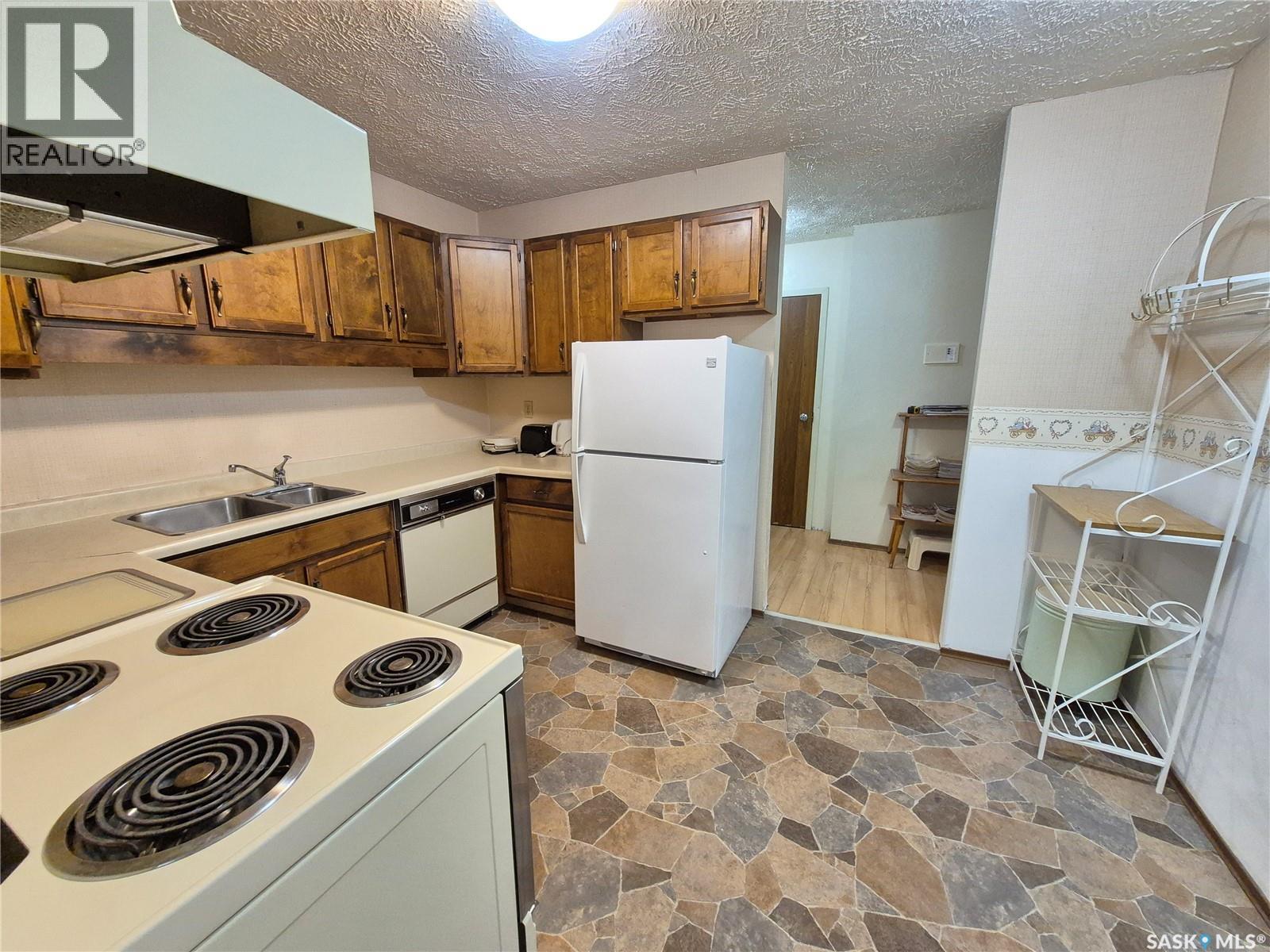 16 228 3rd Street, Weyburn, Saskatchewan  S4H 0W6 - Photo 12 - SK036607