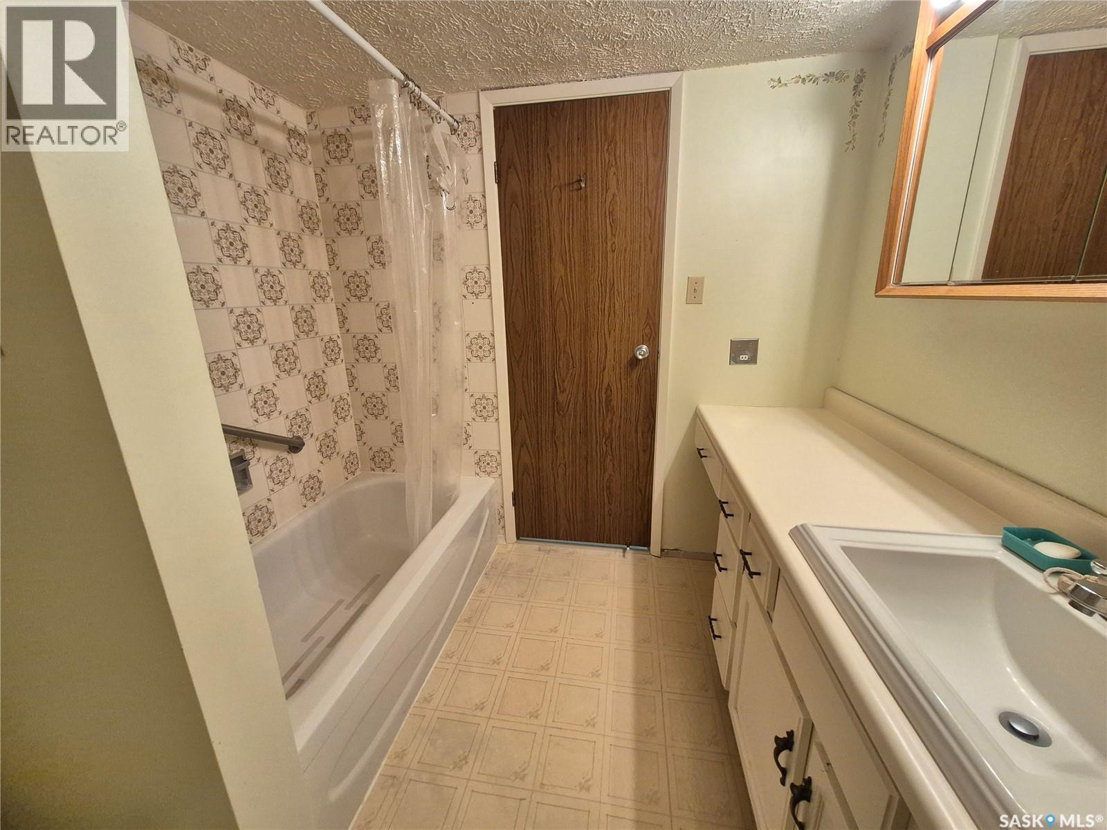 16 228 3rd Street, Weyburn, Saskatchewan  S4H 0W6 - Photo 21 - SK036607