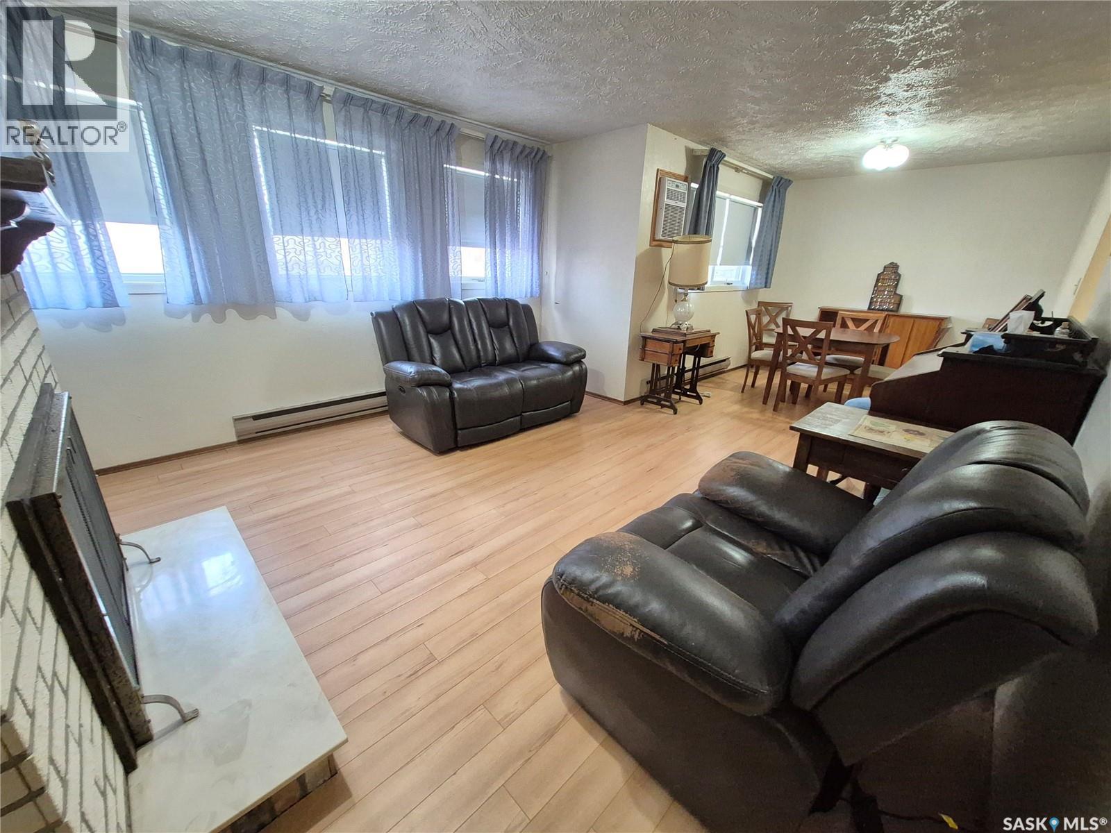 16 228 3rd Street, Weyburn, Saskatchewan  S4H 0W6 - Photo 5 - SK036607