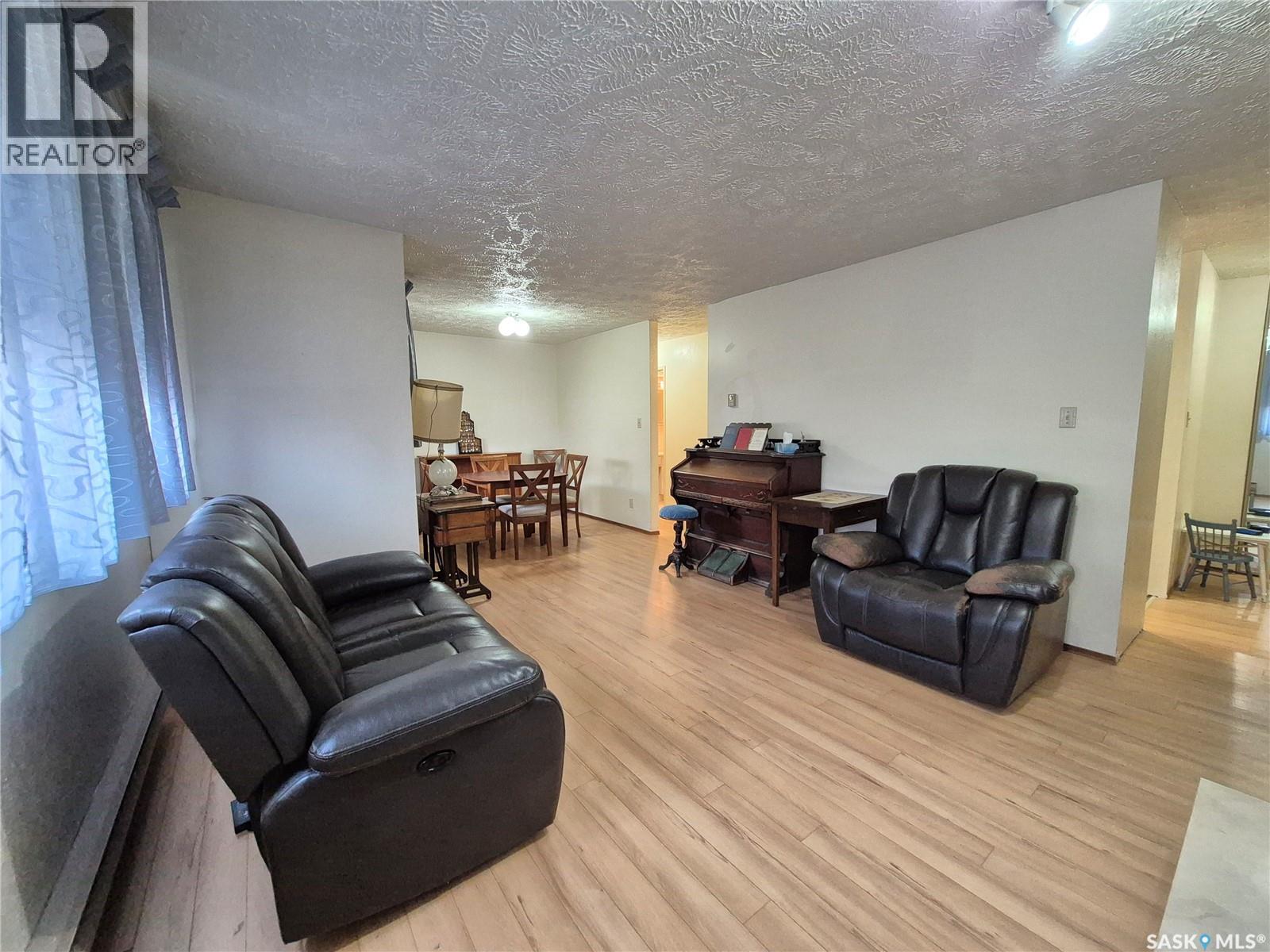 16 228 3rd Street, Weyburn, Saskatchewan  S4H 0W6 - Photo 6 - SK036607