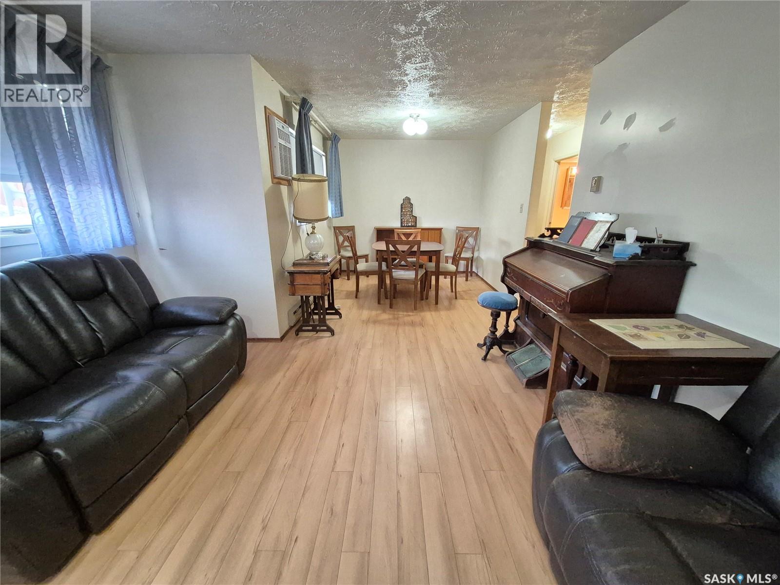 16 228 3rd Street, Weyburn, Saskatchewan  S4H 0W6 - Photo 7 - SK036607