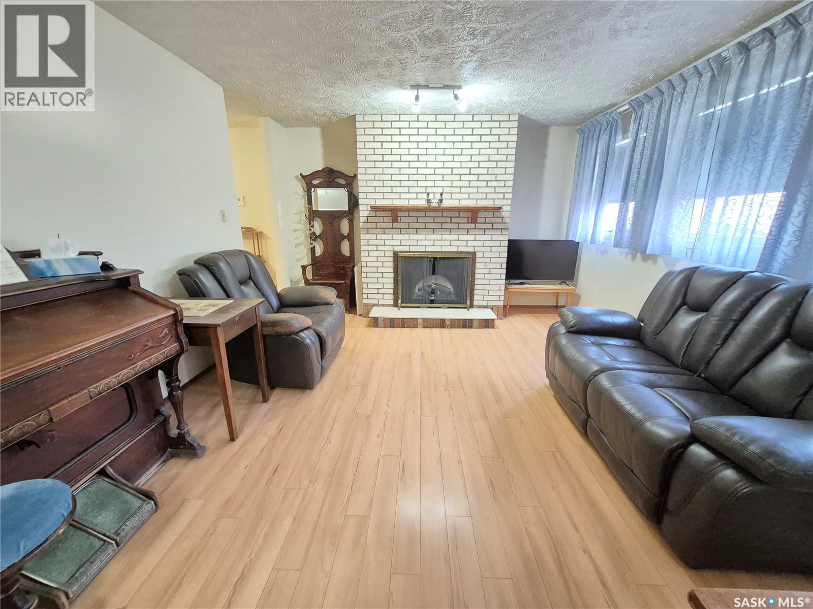 16 228 3rd Street, Weyburn, Saskatchewan  S4H 0W6 - Photo 8 - SK036607