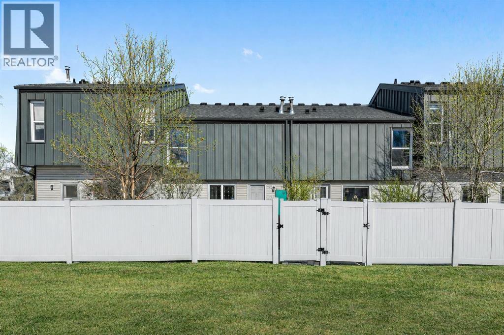 118 Brae Glen Lane SW, Calgary, Alberta  T2W 1B6 - Photo 4 - A2290345