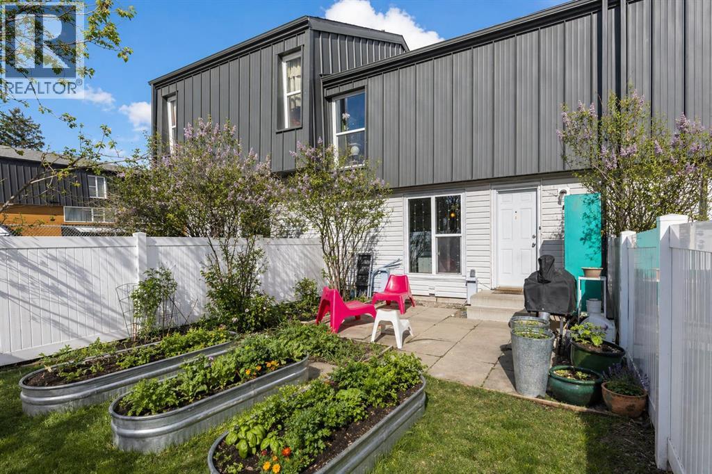 118 Brae Glen Lane SW, Calgary, Alberta  T2W 1B6 - Photo 2 - A2290345
