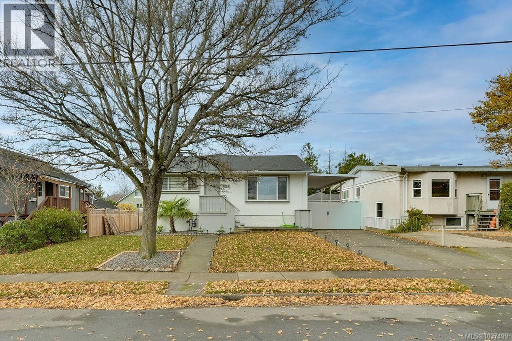 2710 Victor St, Victoria, British Columbia  V8R 4E4 - Photo 2 - 1037499