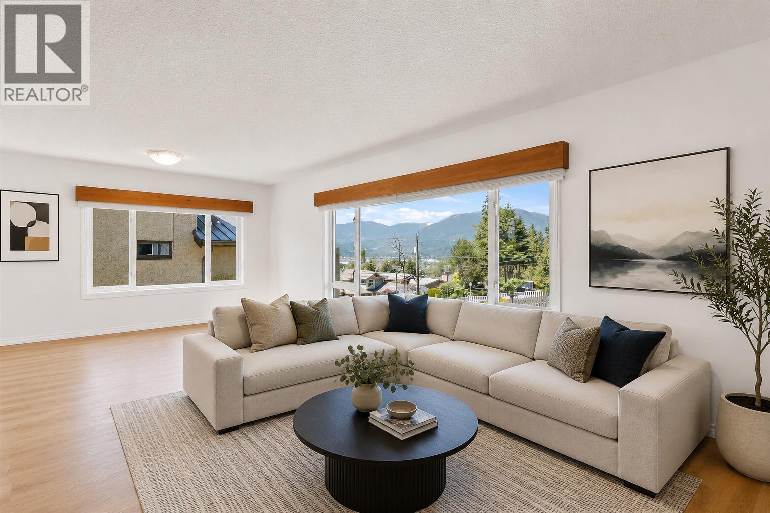 4860 Eton Street, Burnaby, British Columbia  V5C 1K9 - Photo 4 - R3125993