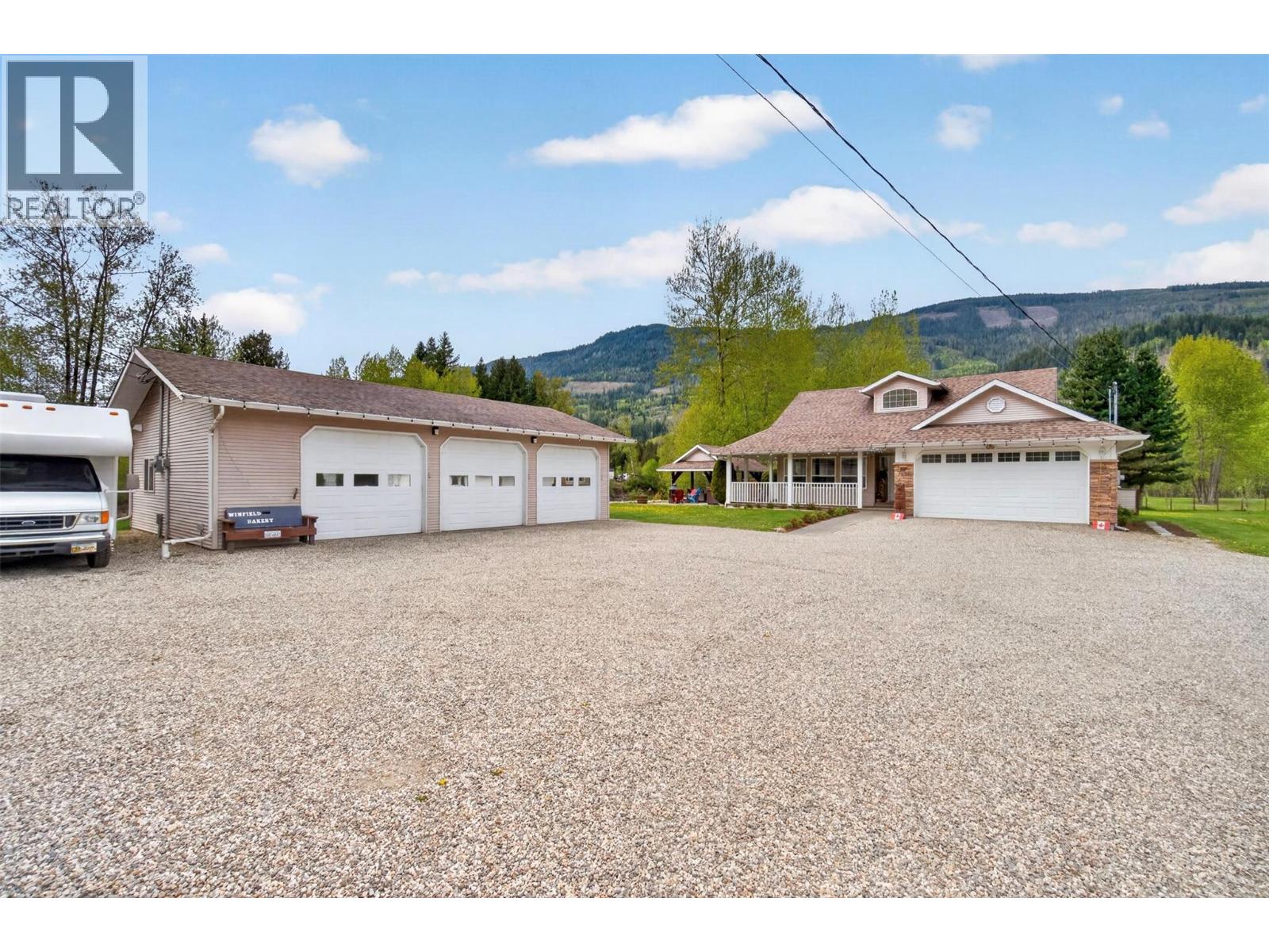 2069 Solsqua Road, Sicamous, British Columbia  V0E 2V5 - Photo 3 - 10385434