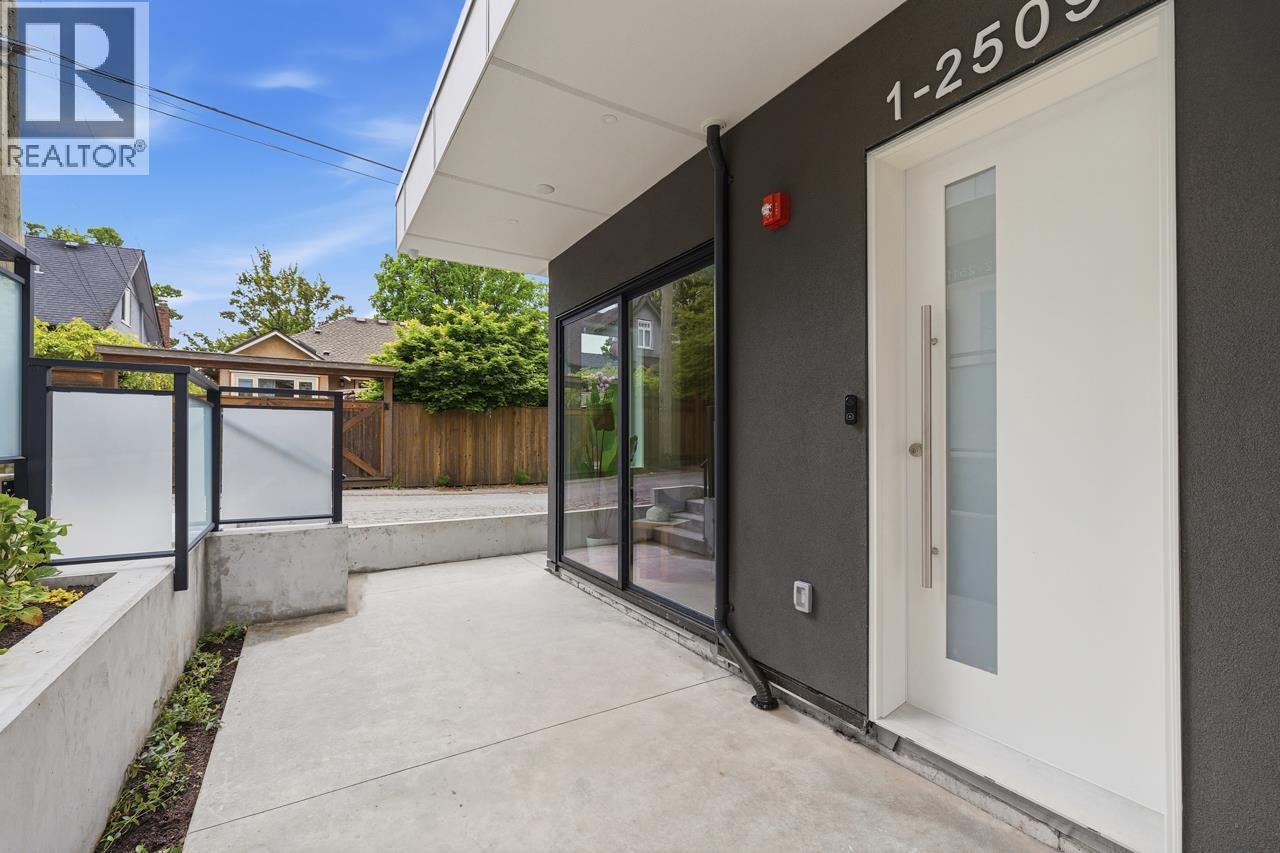 1 2509 Kitchener Street, Vancouver, British Columbia  V5K 3C7 - Photo 3 - R3126038