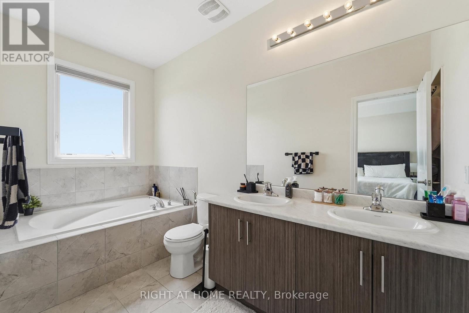 75 Puisaya Drive, Richmond Hill, Ontario  L4E 1L2 - Photo 14 - N13152704