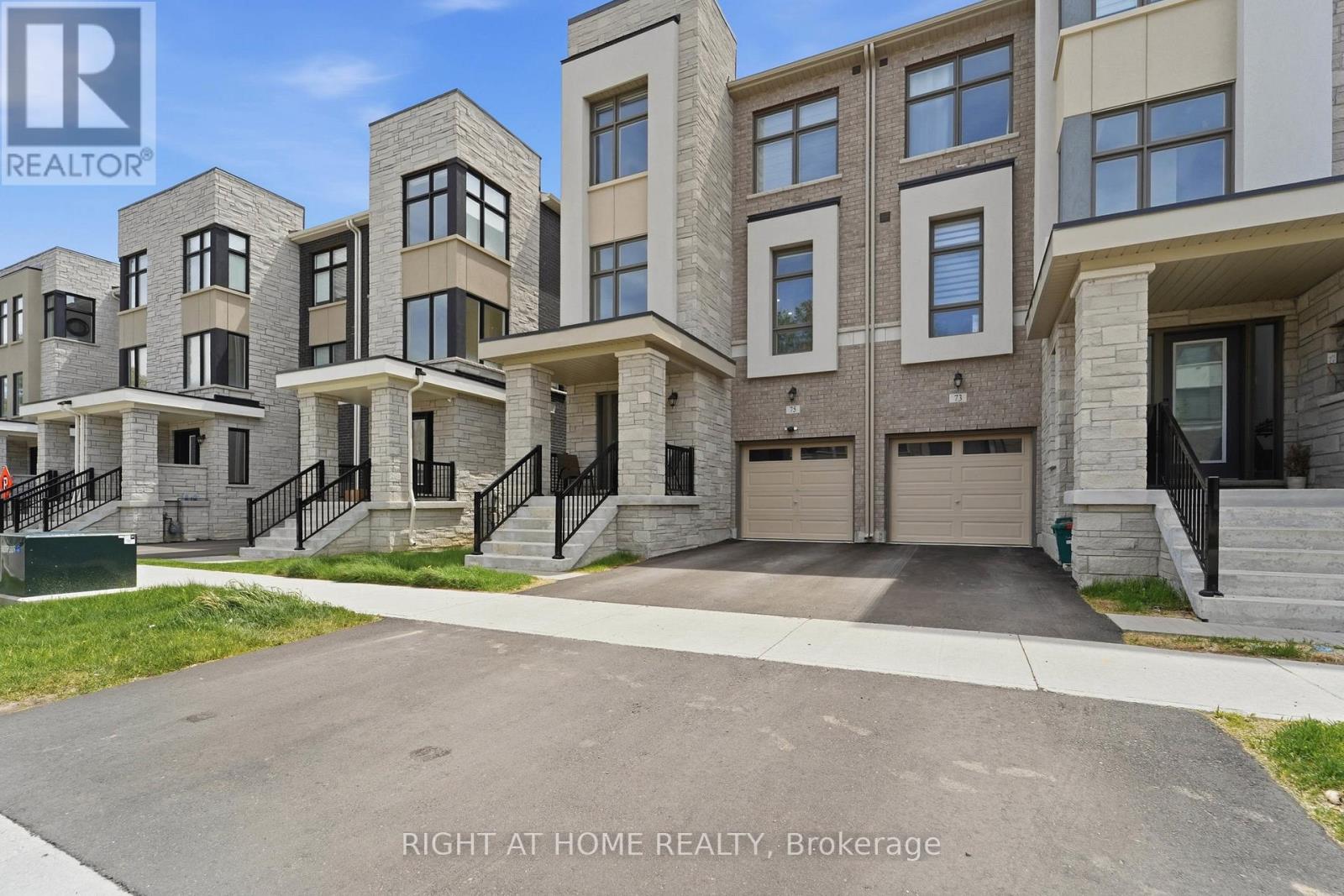75 Puisaya Drive, Richmond Hill, Ontario  L4E 1L2 - Photo 2 - N13152704