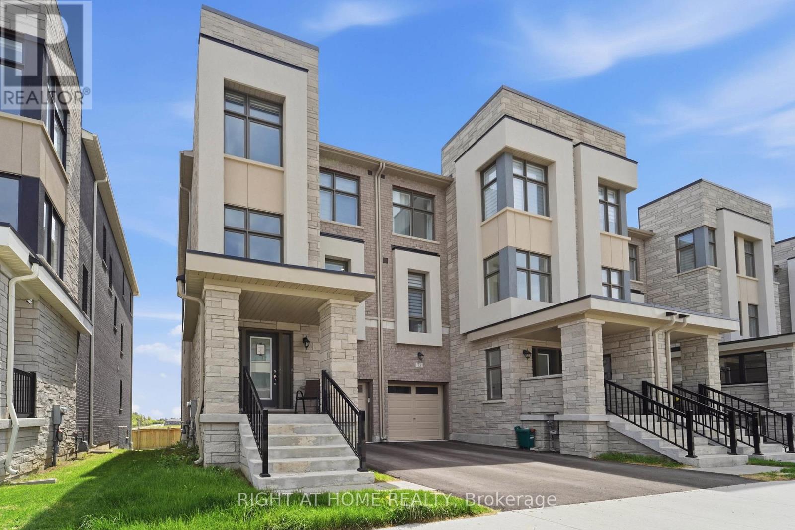 75 Puisaya Drive, Richmond Hill, Ontario  L4E 1L2 - Photo 3 - N13152704