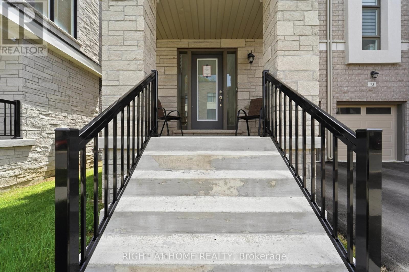 75 Puisaya Drive, Richmond Hill, Ontario  L4E 1L2 - Photo 4 - N13152704