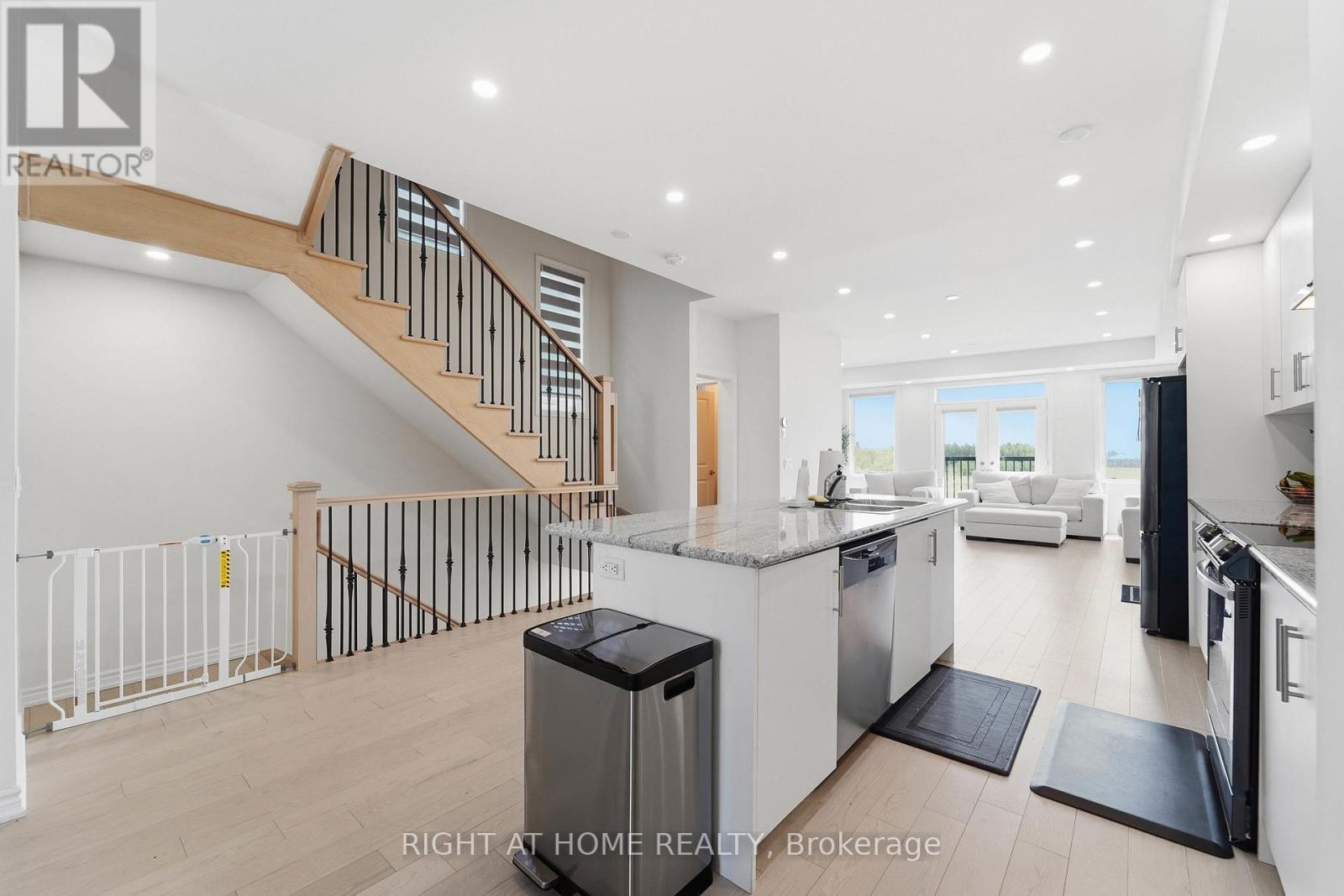 75 Puisaya Drive, Richmond Hill, Ontario  L4E 1L2 - Photo 6 - N13152704