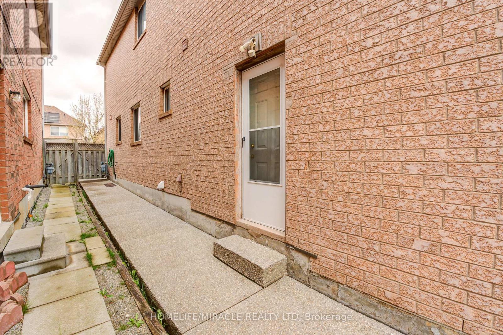 5921 Summerside Drive, Mississauga, Ontario  L5M 6K9 - Photo 2 - W13152702