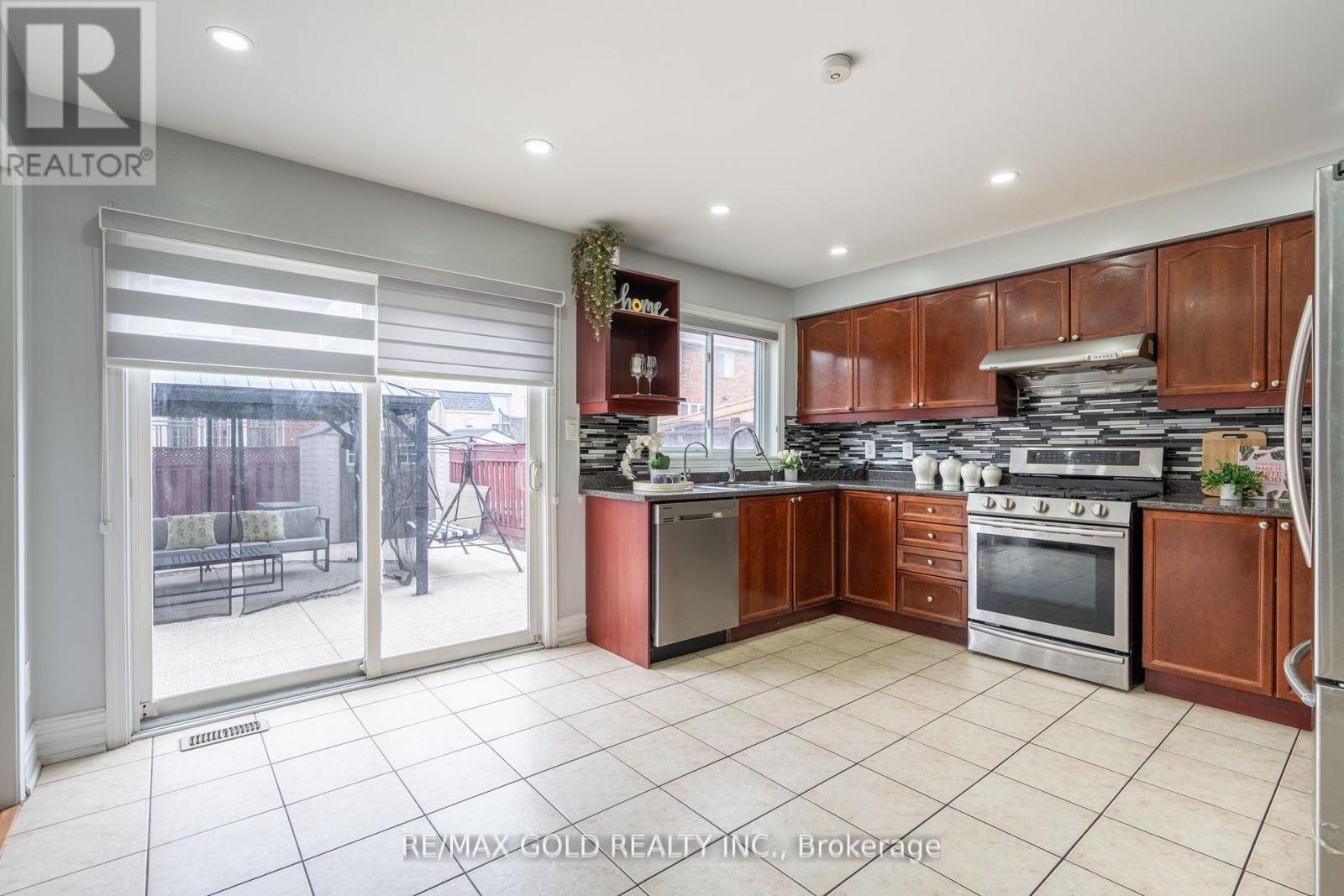 8 Bayridge Drive, Brampton, Ontario  L6P 2H8 - Photo 14 - W13151636