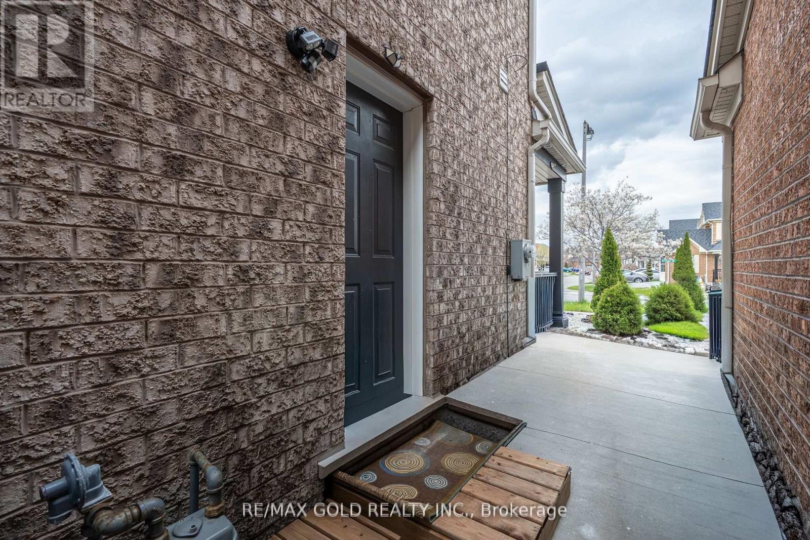 8 Bayridge Drive, Brampton, Ontario  L6P 2H8 - Photo 41 - W13151636