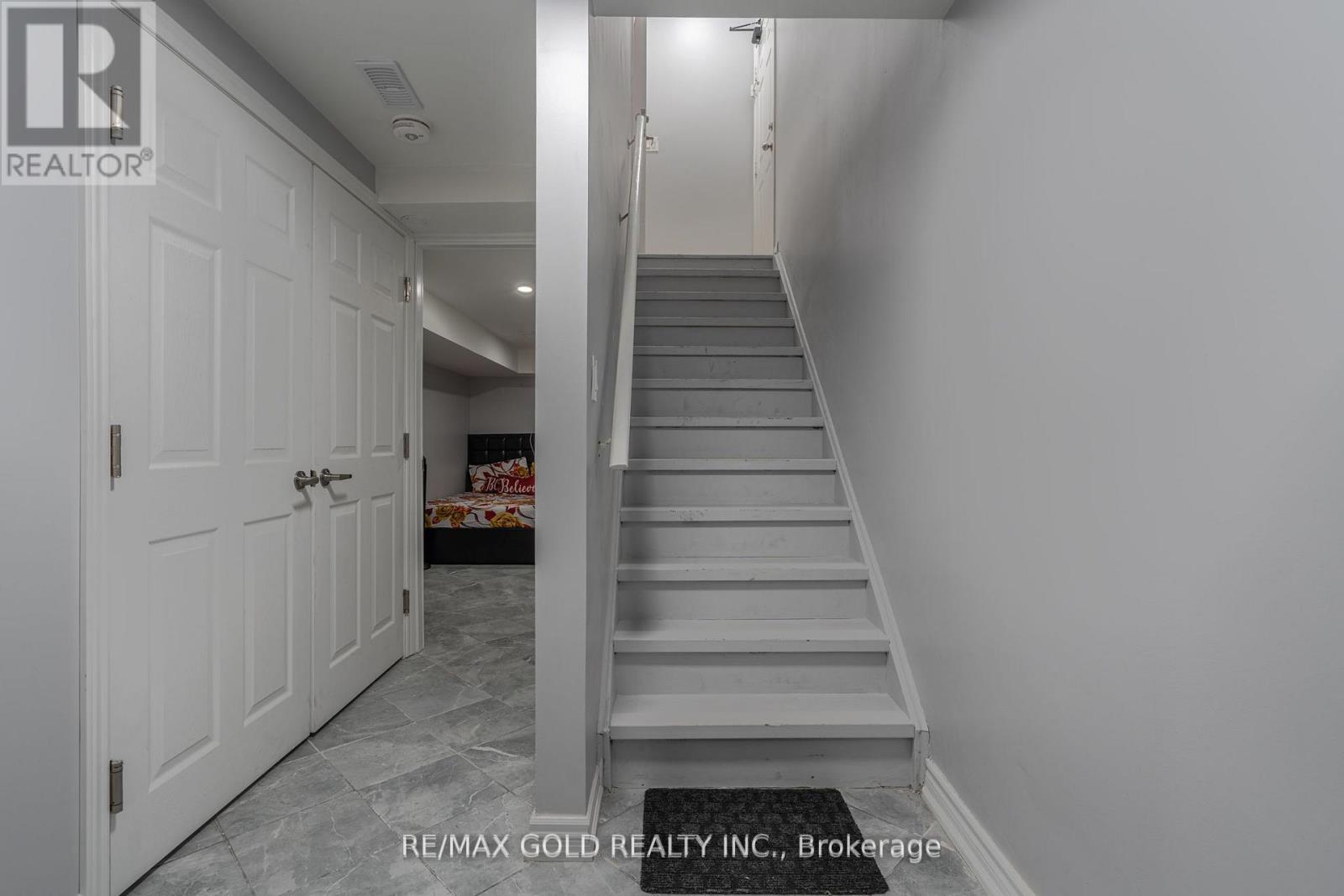8 Bayridge Drive, Brampton, Ontario  L6P 2H8 - Photo 32 - W13151636