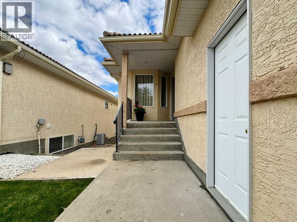 1, 398 Canyon Boulevard W, Lethbridge, Alberta  T1K 6V2 - Photo 3 - A2311892