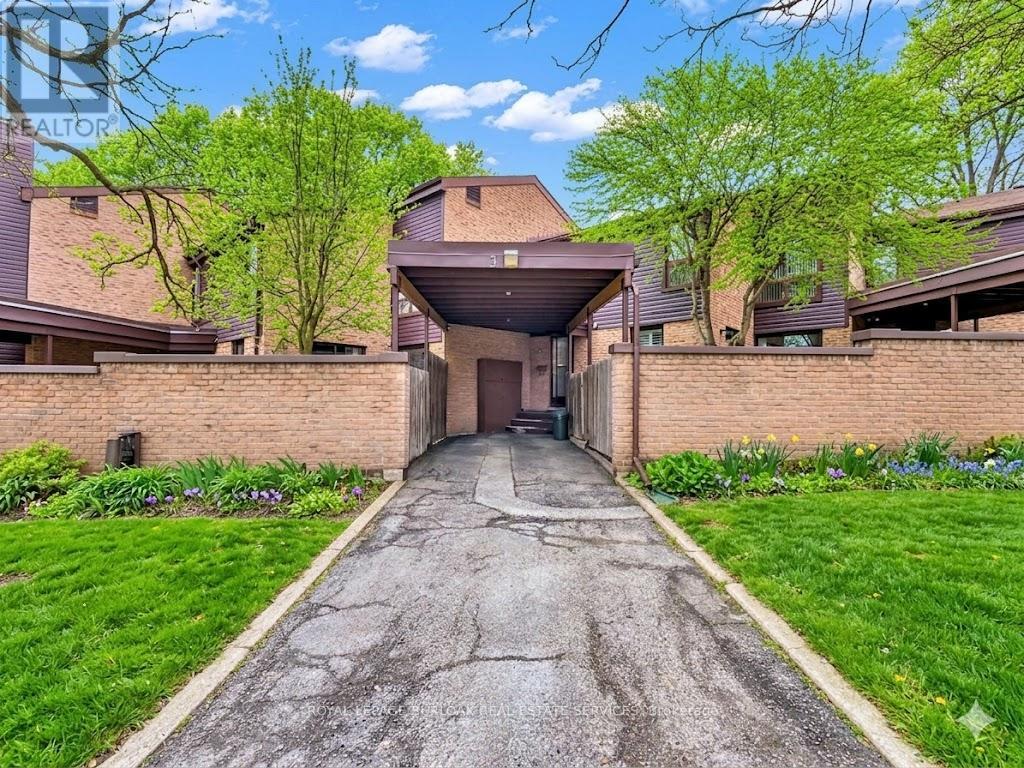 3 - 28 UNDERHILL CRESCENT, Kitchener, Ontario
