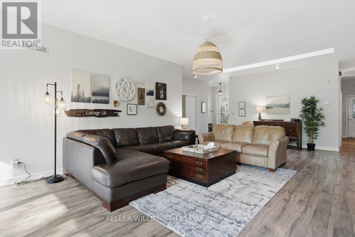 10240 Woodpark Court, Lambton Shores, Ontario  N0M 1T0 - Photo 12 - X13152888