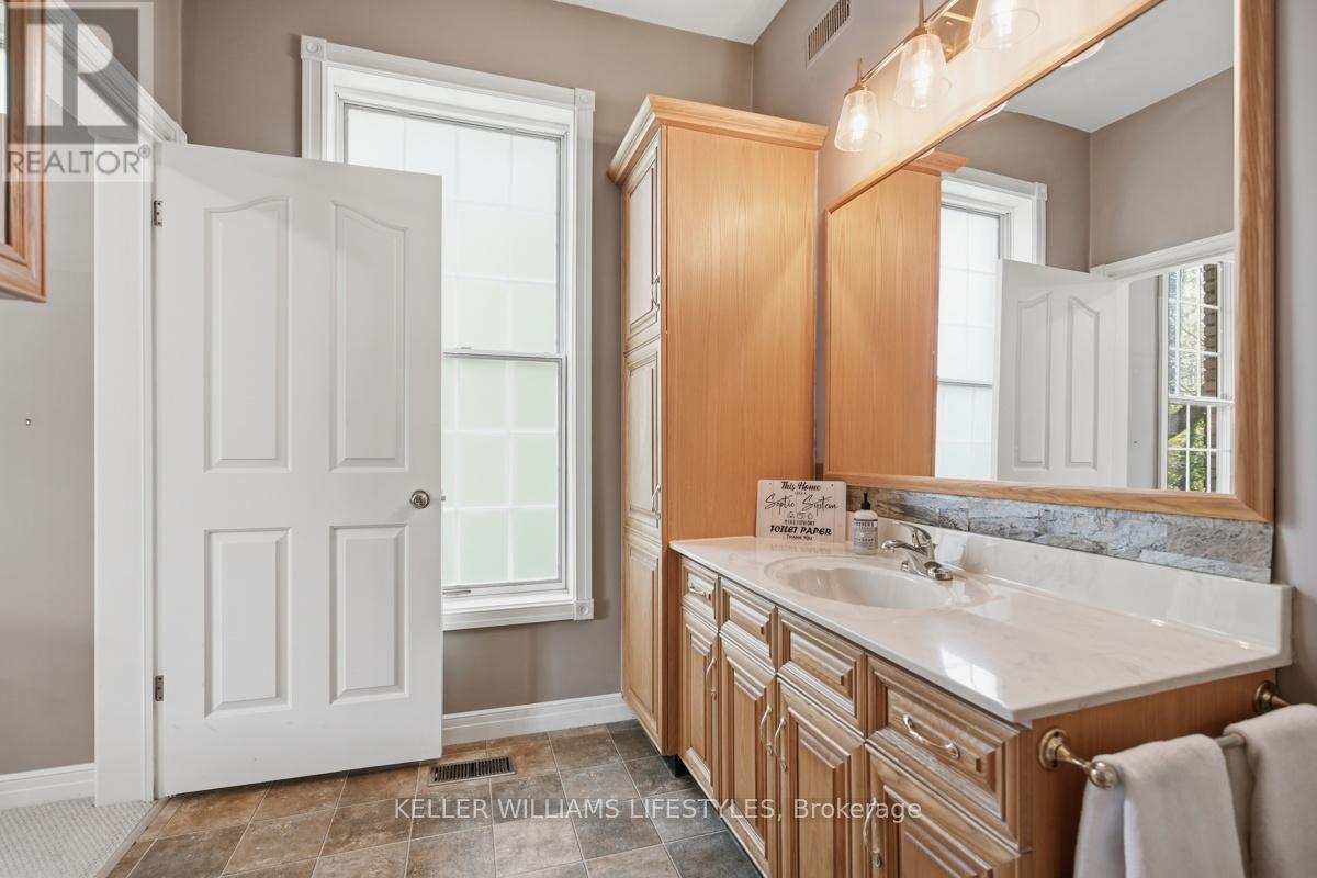 10240 Woodpark Court, Lambton Shores, Ontario  N0M 1T0 - Photo 18 - X13152888
