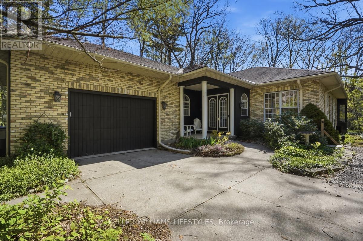 10240 Woodpark Court, Lambton Shores, Ontario  N0M 1T0 - Photo 3 - X13152888