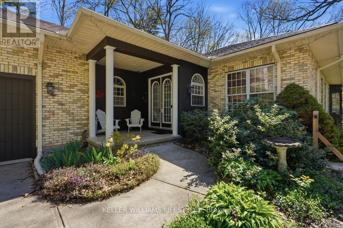 10240 Woodpark Court, Lambton Shores, Ontario  N0M 1T0 - Photo 4 - X13152888