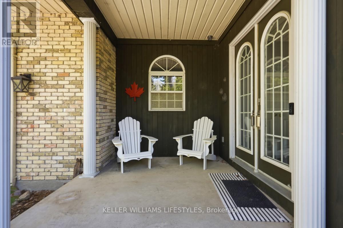 10240 Woodpark Court, Lambton Shores, Ontario  N0M 1T0 - Photo 5 - X13152888