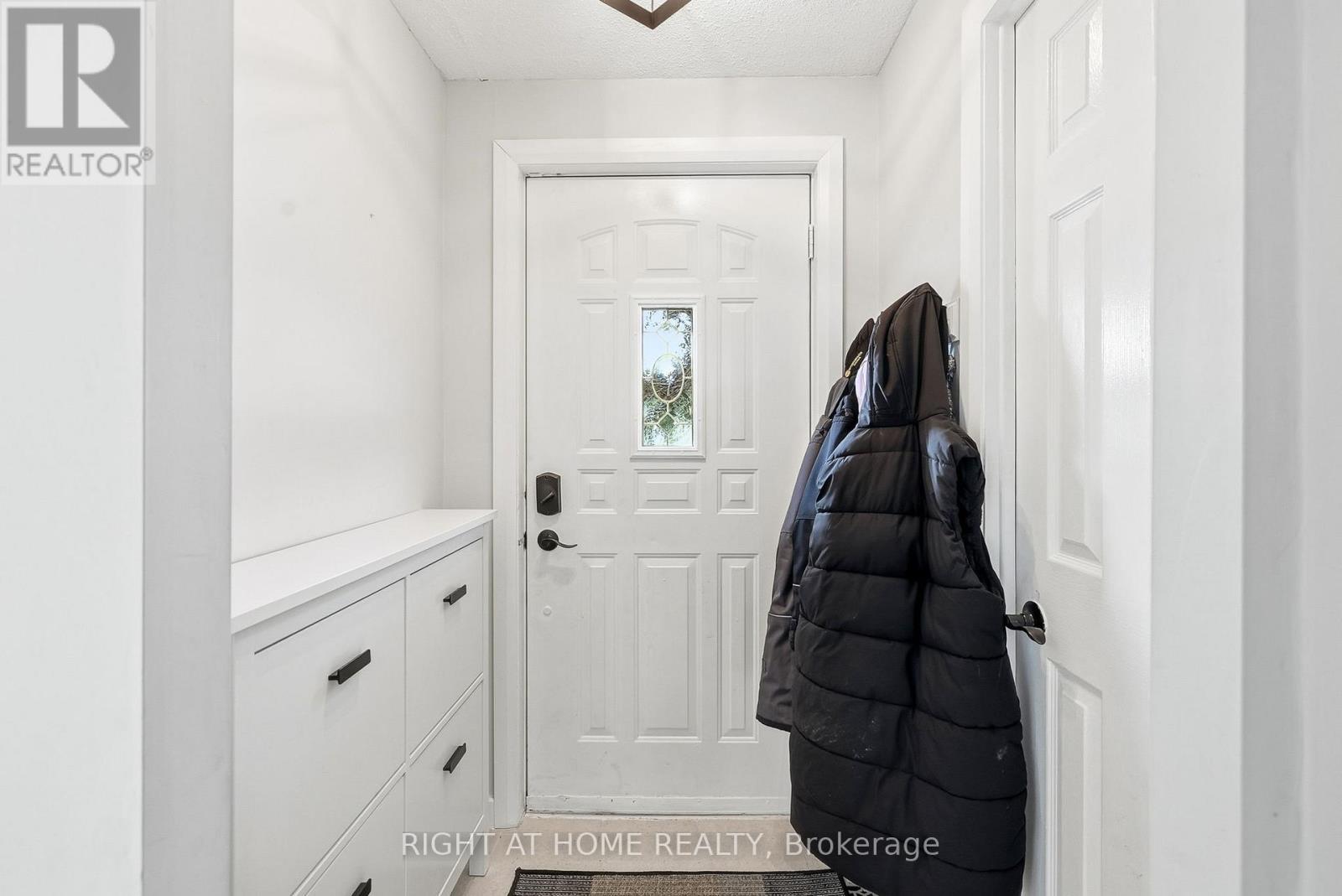 1633 Lafrance Drive, Ottawa, Ontario  K1E 2L7 - Photo 3 - X12692702