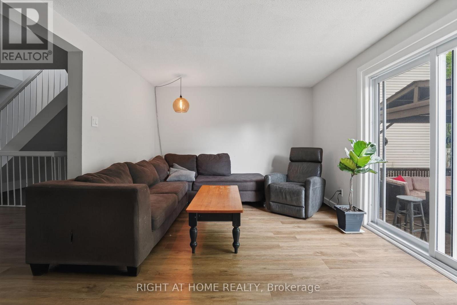 1633 Lafrance Drive, Ottawa, Ontario  K1E 2L7 - Photo 6 - X12692702