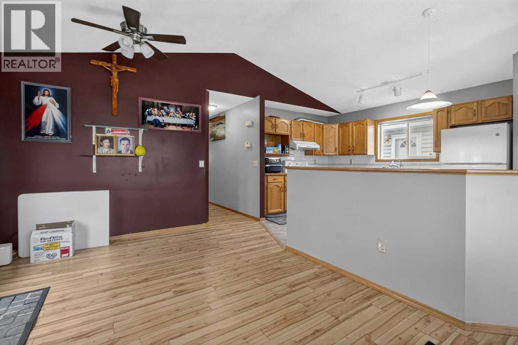 40 Erin Circle SE, Calgary, Alberta  T2B 3H9 - Photo 8 - A2304567