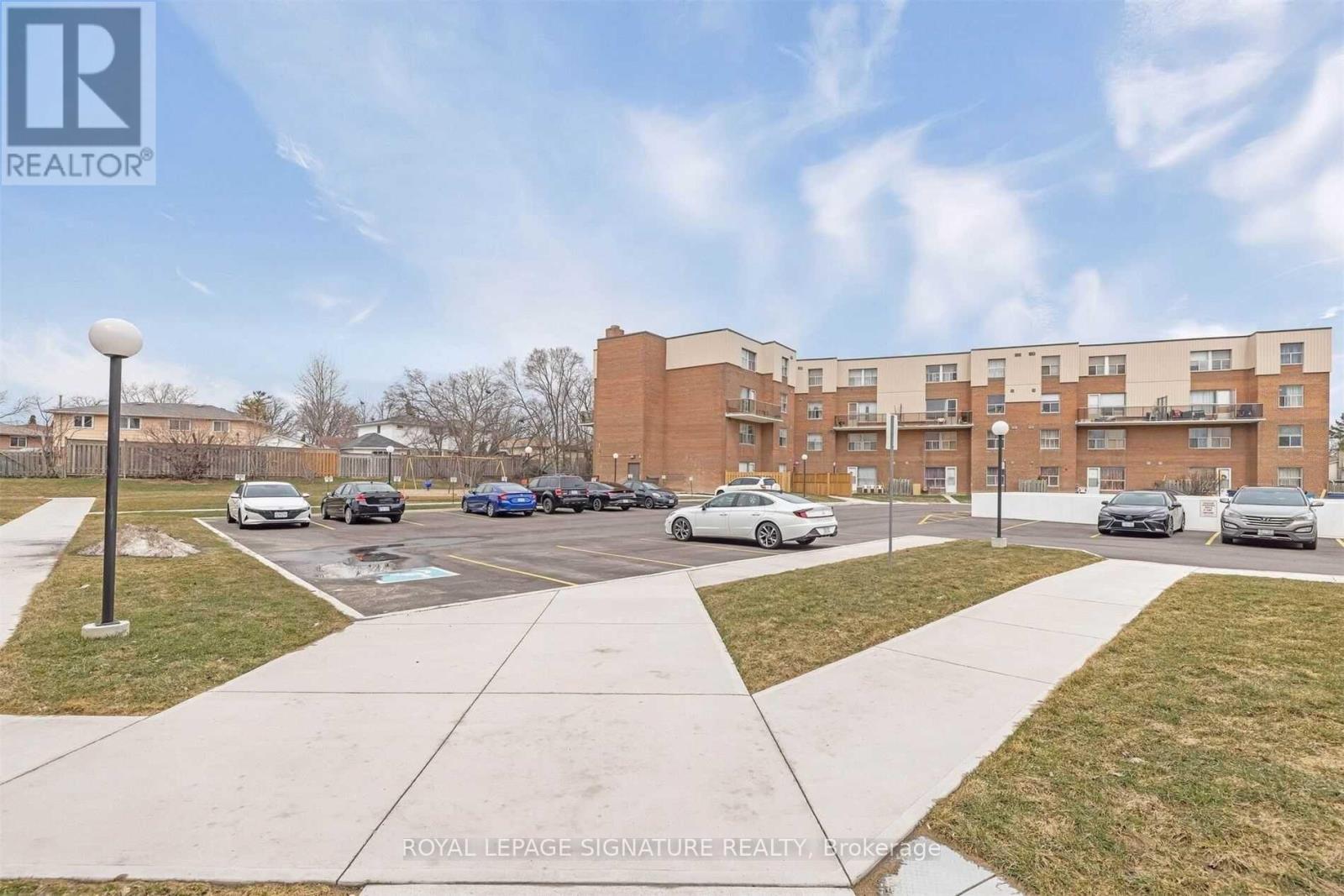 1055a Forestwood (Upper) Drive, Mississauga, Ontario  L5C 2T8 - Photo 22 - W13152936
