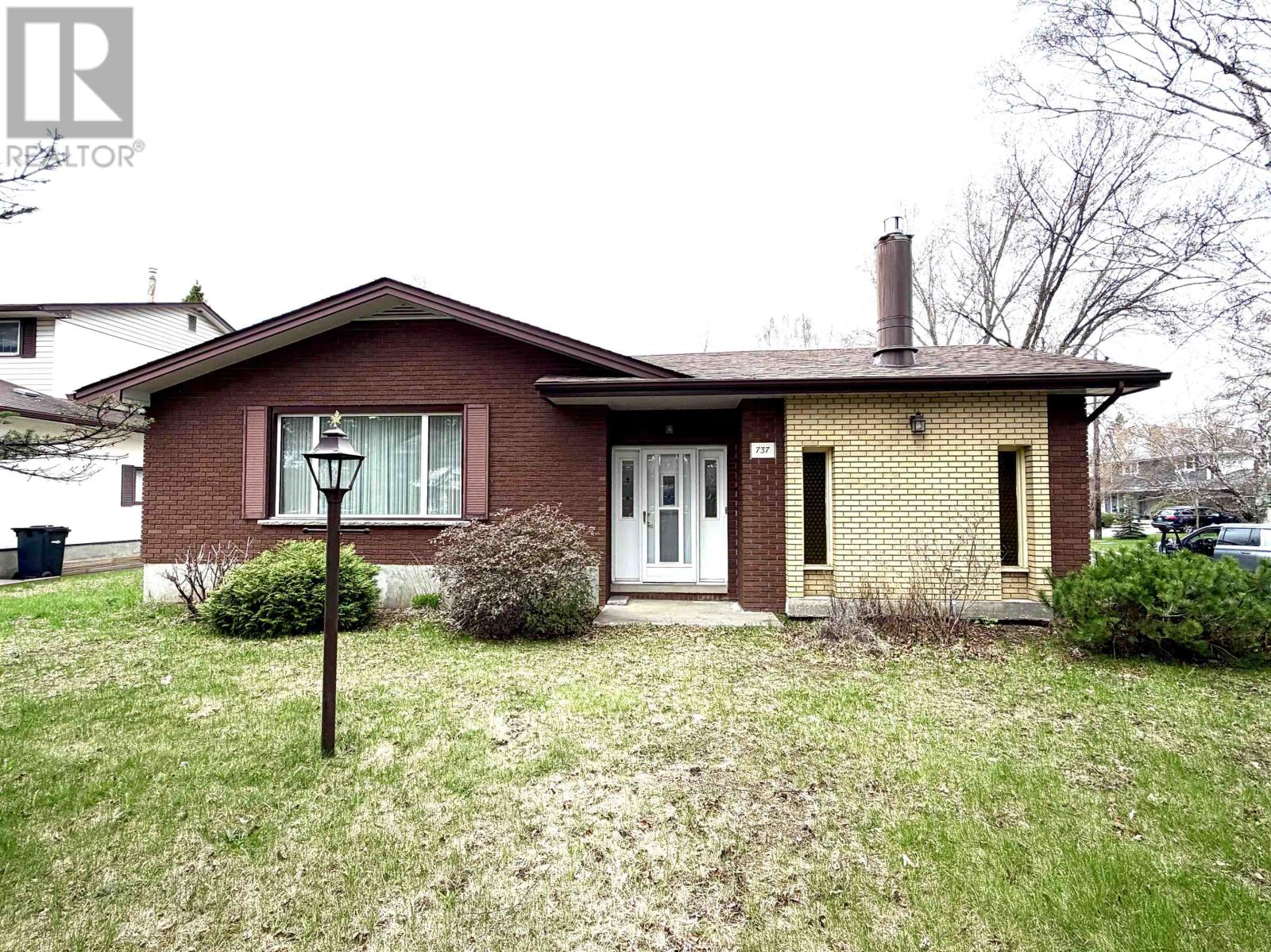 737 Confederation DR, Thunder Bay, Ontario