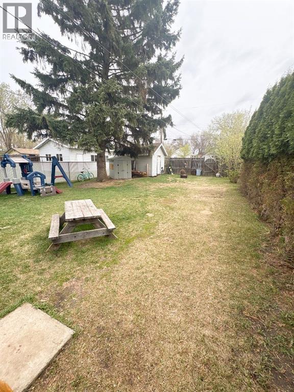 5215 44 Street, Camrose, Alberta  T4V 1C8 - Photo 12 - A2310133