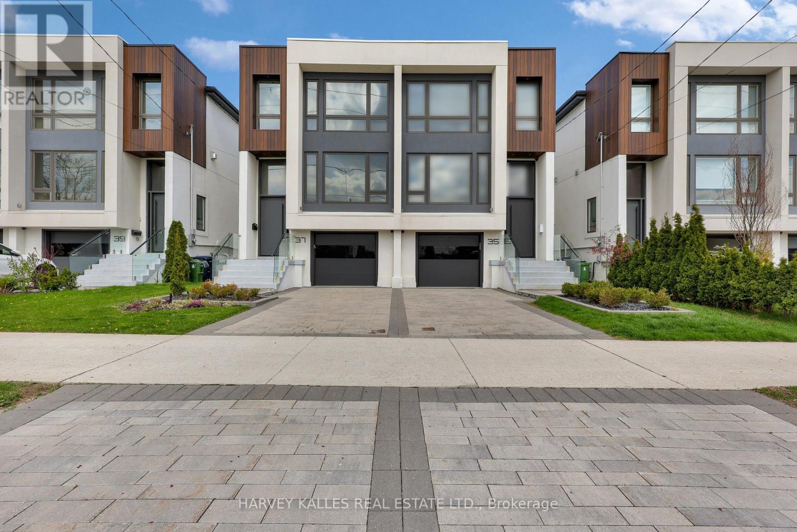 <div class="slider-price">$1,399,000</div><p>35 Wilmington Avenue, Toronto, Ontario</p>