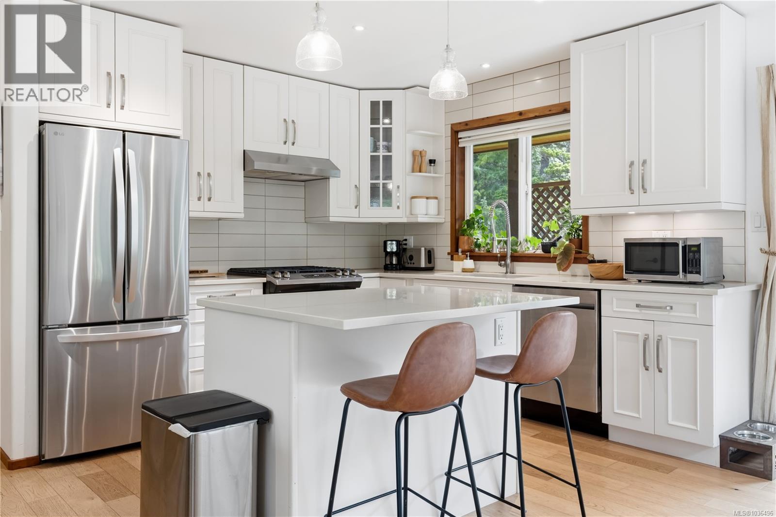 75 Sutton Rd, Ucluelet, British Columbia  V0R 3A0 - Photo 2 - 1036496