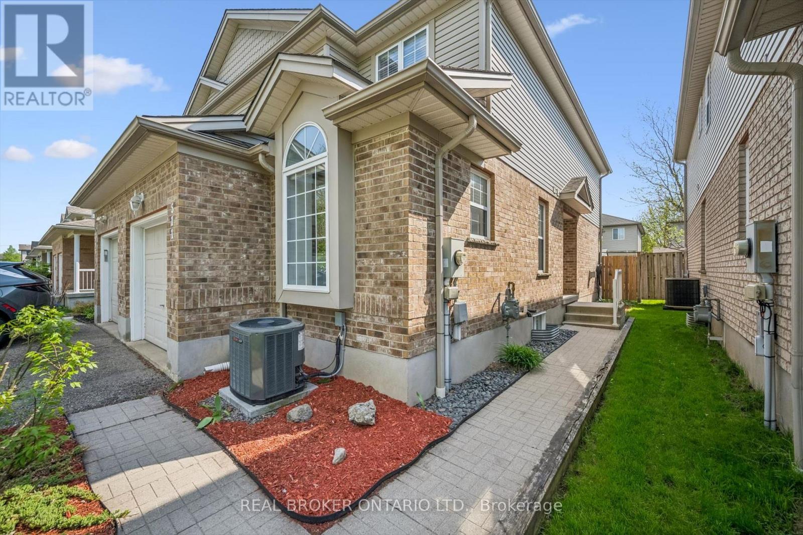 511 Dansbury Drive, Waterloo, Ontario  N2K 4K8 - Photo 3 - X13152982