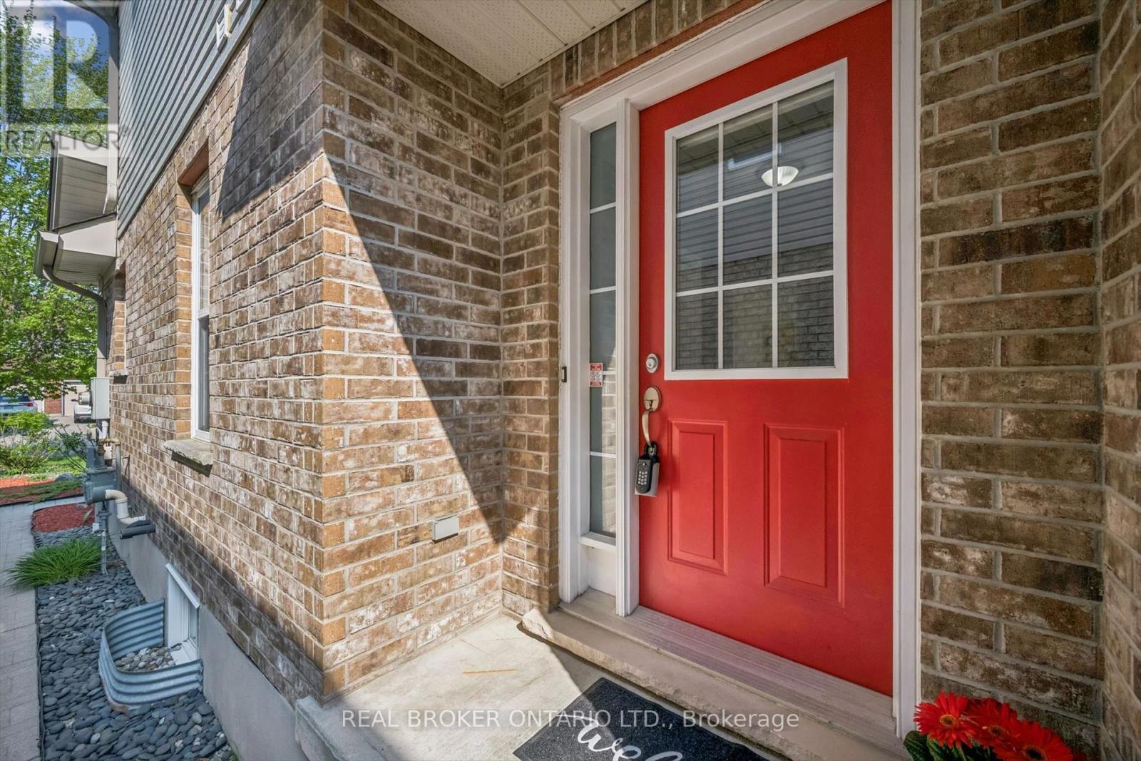 511 Dansbury Drive, Waterloo, Ontario  N2K 4K8 - Photo 4 - X13152982