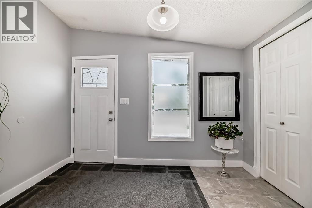 5519 Buckthorn Road Nw, Calgary, Alberta  T2K 2Y6 - Photo 2 - A2300683