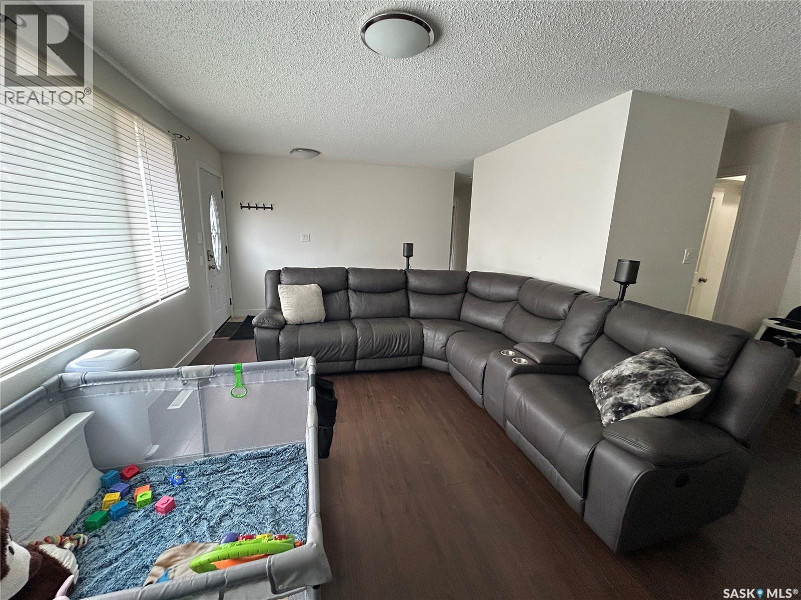 2616 Clarence Avenue S, Saskatoon, Saskatchewan  S7J 1M6 - Photo 2 - SK036613