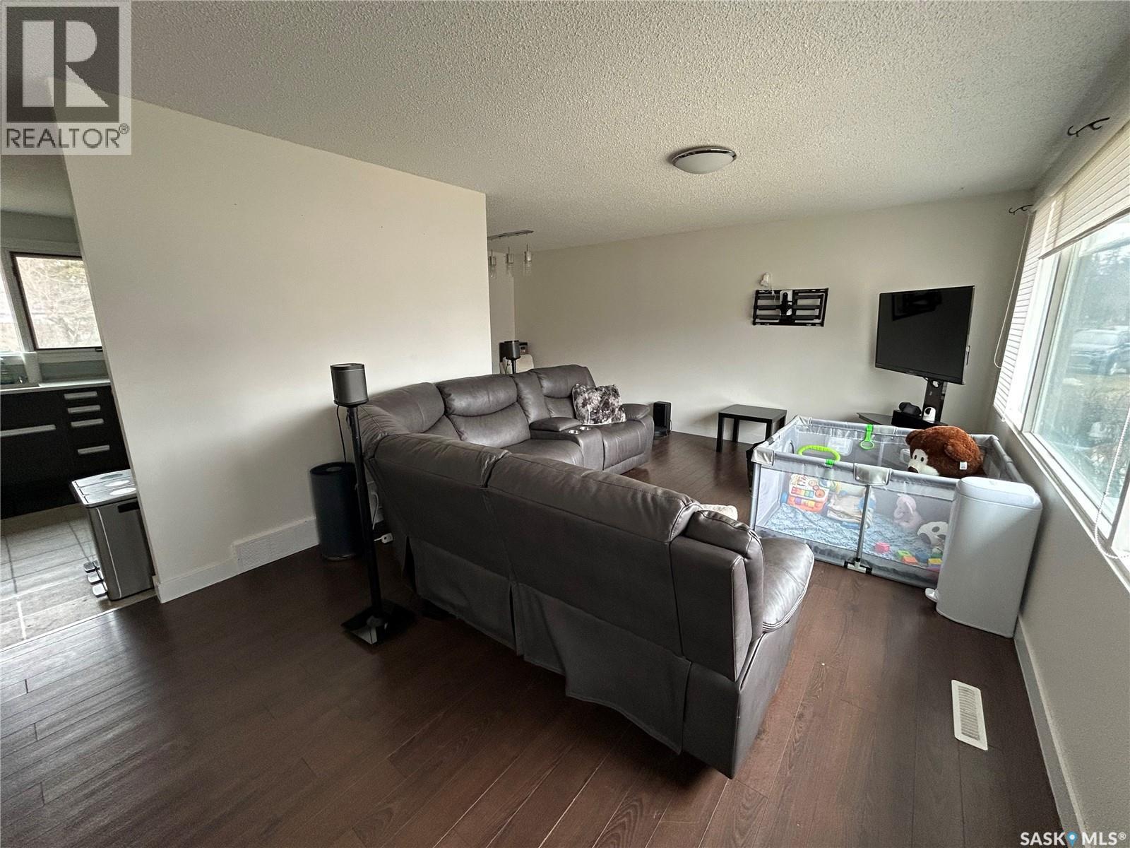 2616 Clarence Avenue S, Saskatoon, Saskatchewan  S7J 1M6 - Photo 3 - SK036613