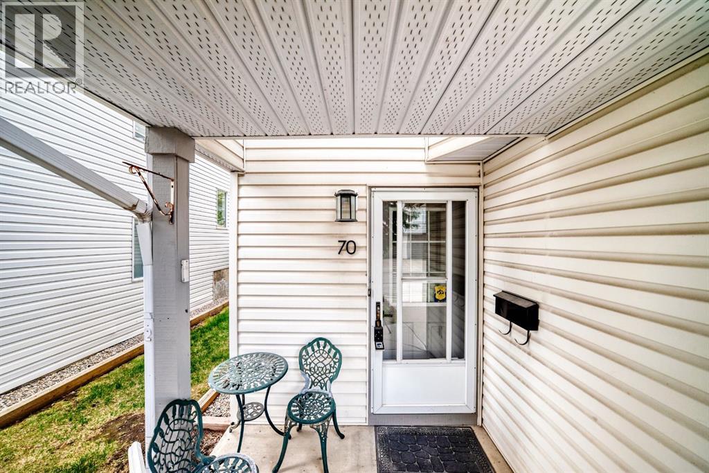 70 Kingsland Villas SW, Calgary, Alberta  T2V 5J9 - Photo 2 - A2312794