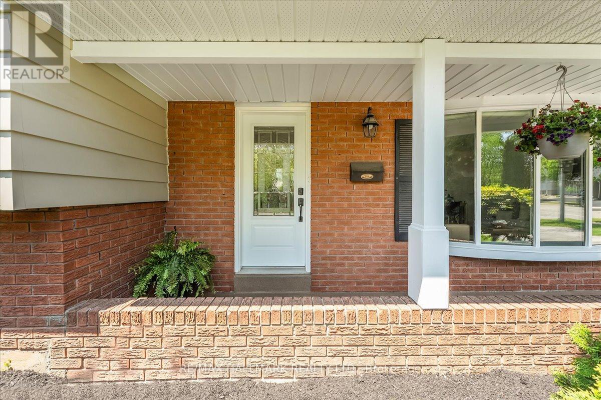 370 Dunlop Crescent, Burlington, Ontario  L7L 3N7 - Photo 6 - W13153188