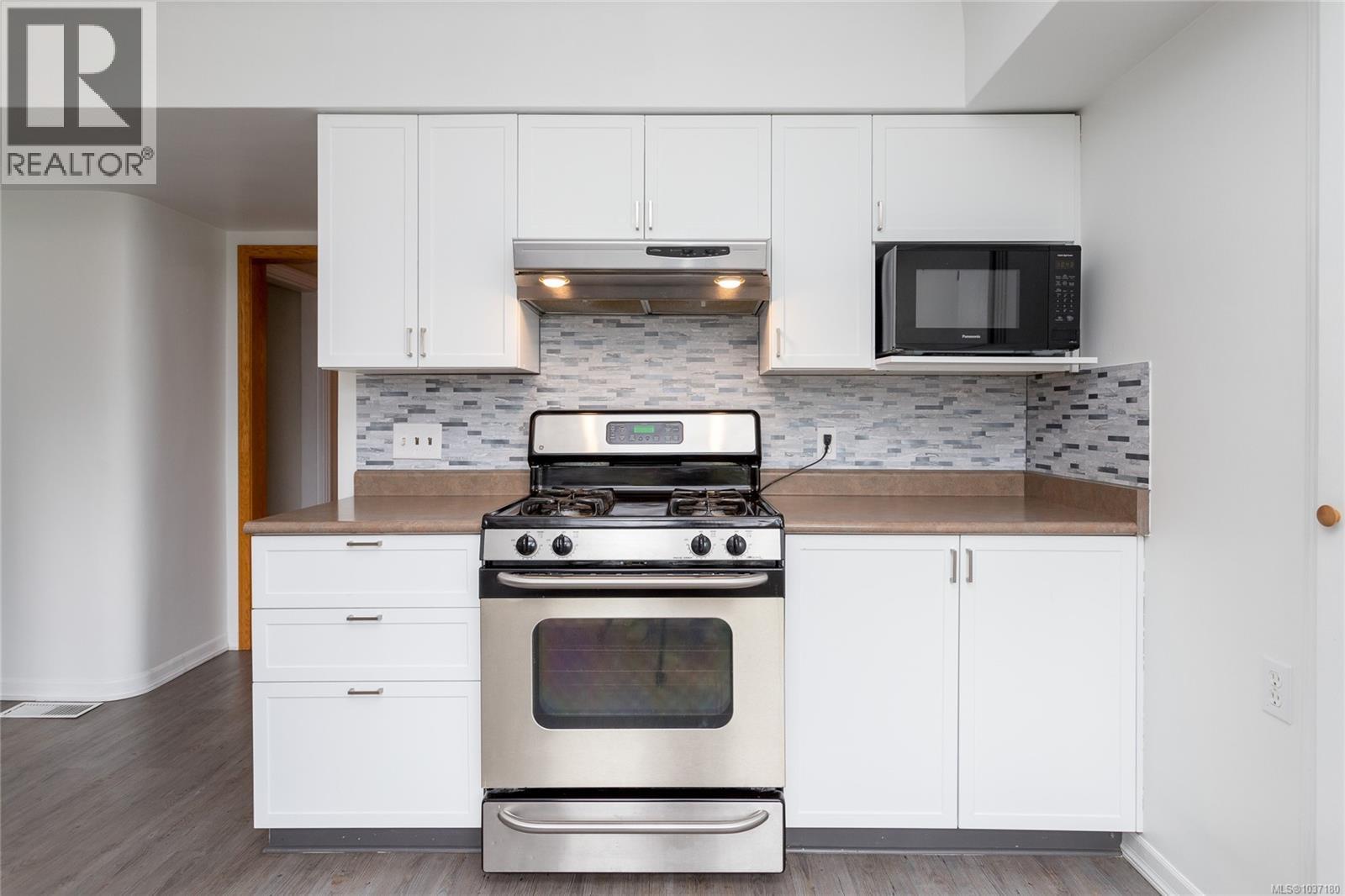 1 752 Lampson St, Esquimalt, British Columbia  V9A 6A6 - Photo 16 - 1037180