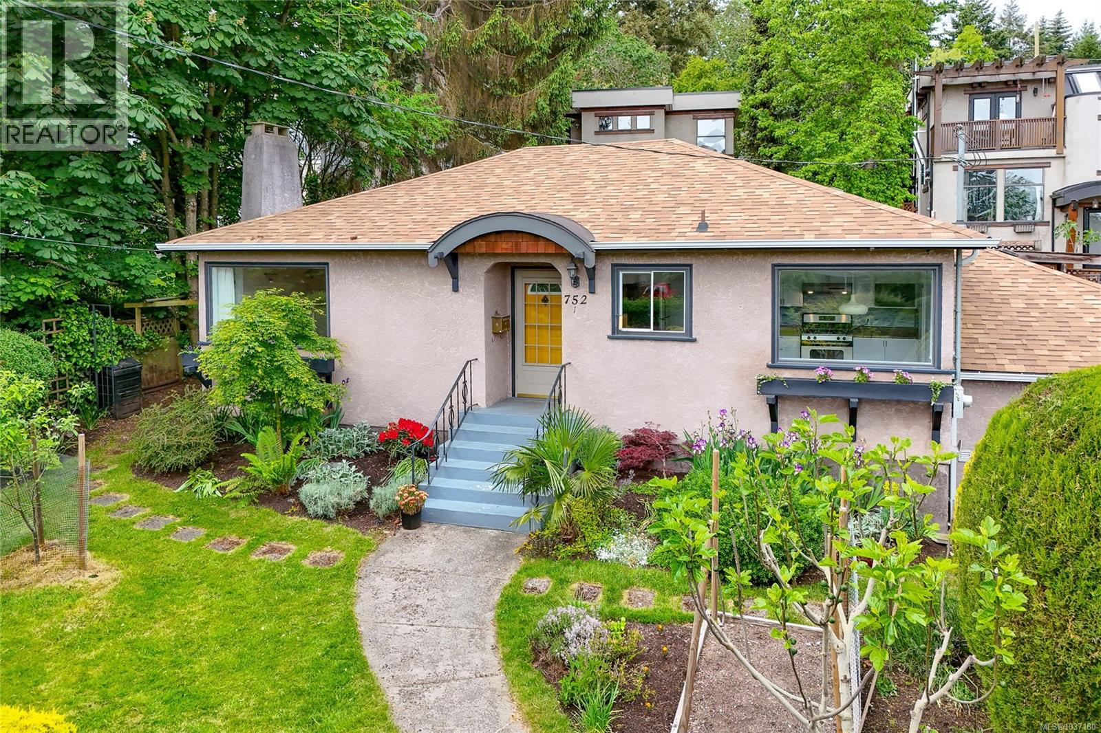 1 752 Lampson St, Esquimalt, British Columbia  V9A 6A6 - Photo 1 - 1037180
