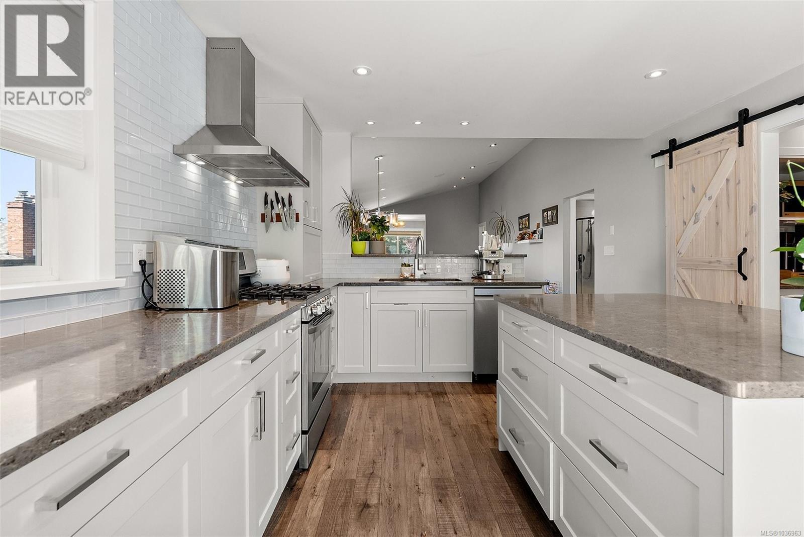 2855 Inez Dr, Saanich, British Columbia  V9A 2J2 - Photo 4 - 1036963