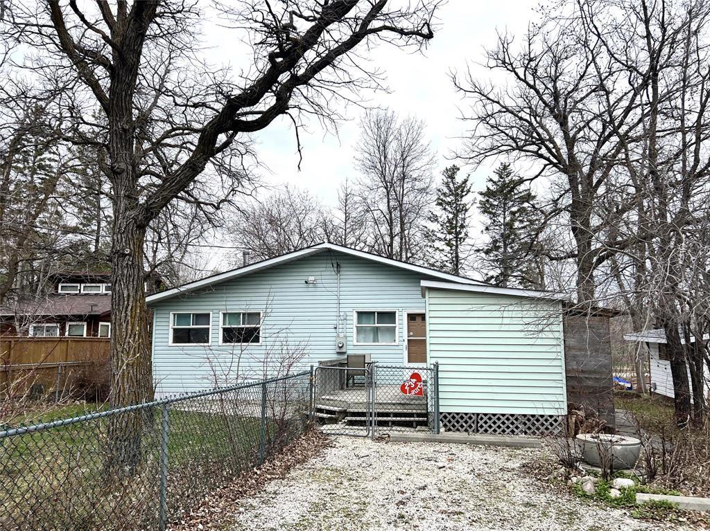 234 Laurel Avenue, Winnipeg Beach, Manitoba R0G 3G0 - Photo 3 - 202611161
