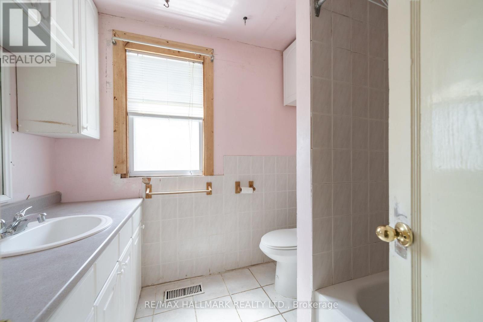 31 Gates Avenue, Toronto, Ontario  M4C 1T1 - Photo 10 - E13153222