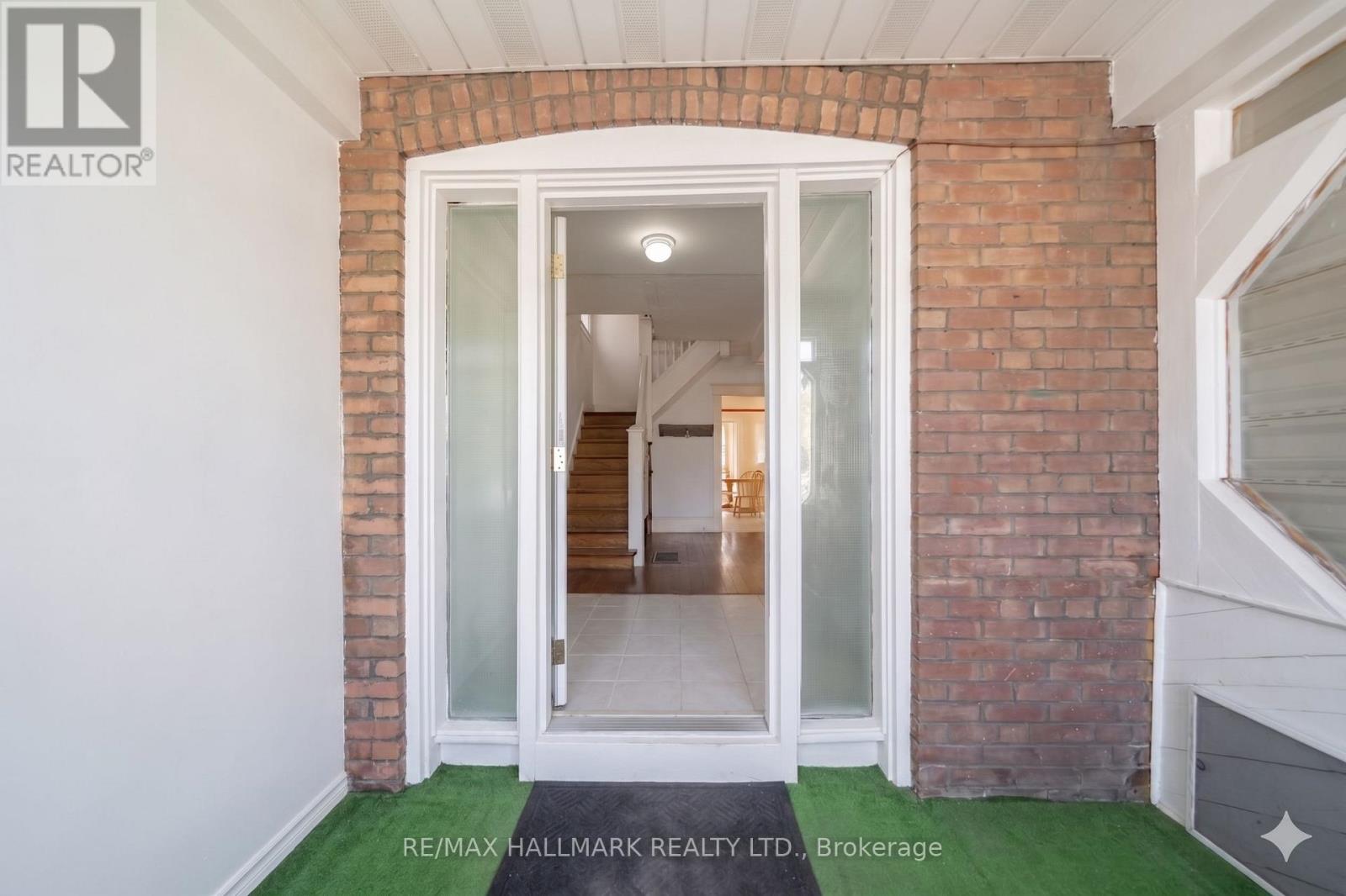 31 Gates Avenue, Toronto, Ontario  M4C 1T1 - Photo 2 - E13153222